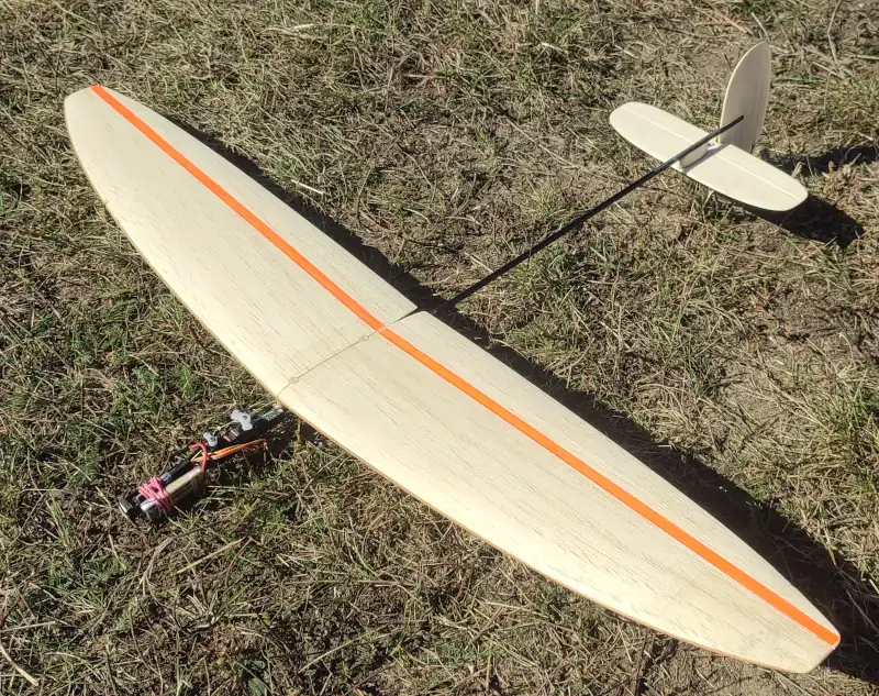 model szybowca dlg o rozpiętości 74cm