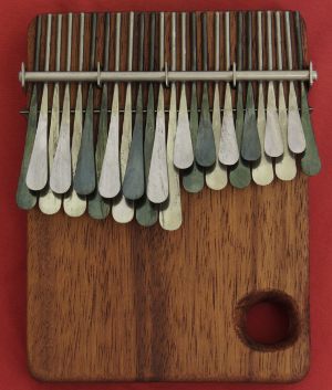 kalimba chromatyczna mająca 25 blaszek