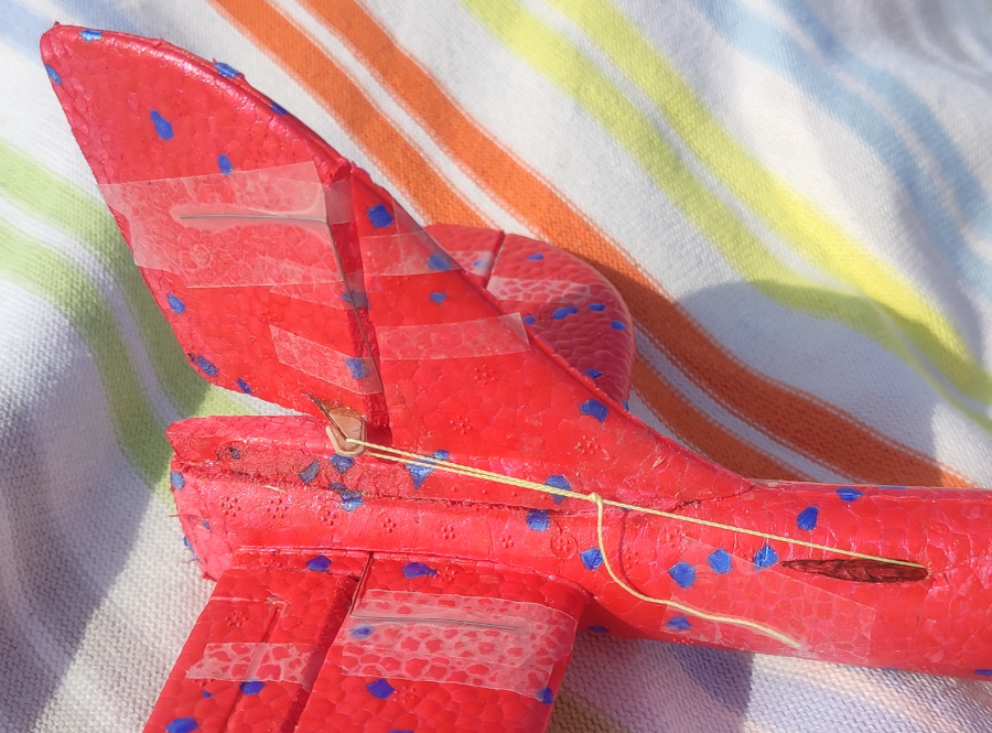 ukazanie usterzenia pionowego wraz z linką sterującą