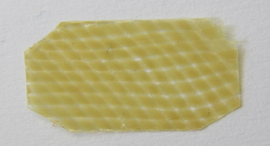 zawias z tkaniny kewlarowej o wymiarach: 18mm x 8mm.